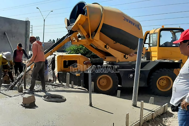 Hormigonera móvil autocargable trabajando en Perú