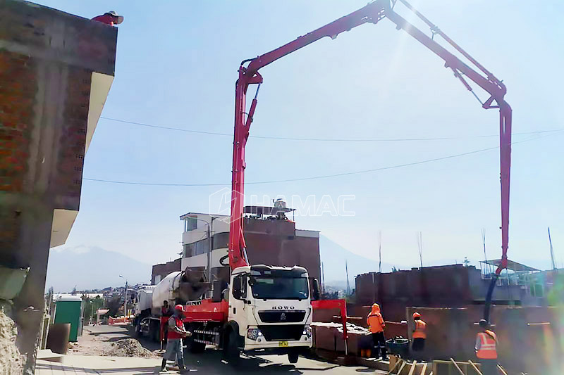 La bomba de pluma montada en camión de 30M aparece en el sitio de trabajo en Arequipa Socabaya Perú.