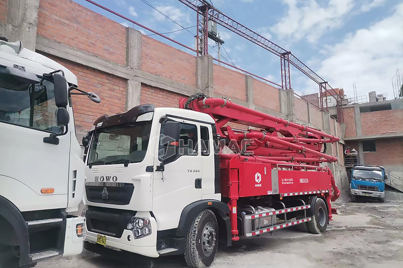 La bomba de pluma montada en camión de 30M aparece en el sitio de trabajo en Arequipa Socabaya Perú.