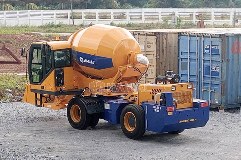 La hormigonera autocargable y la bomba de hormigón diésel trabajan juntas en Accra, Ghana