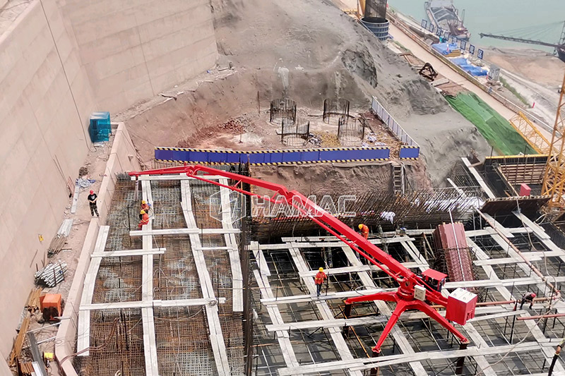 pluma distribuidora de concreto trabajando en Bogotá